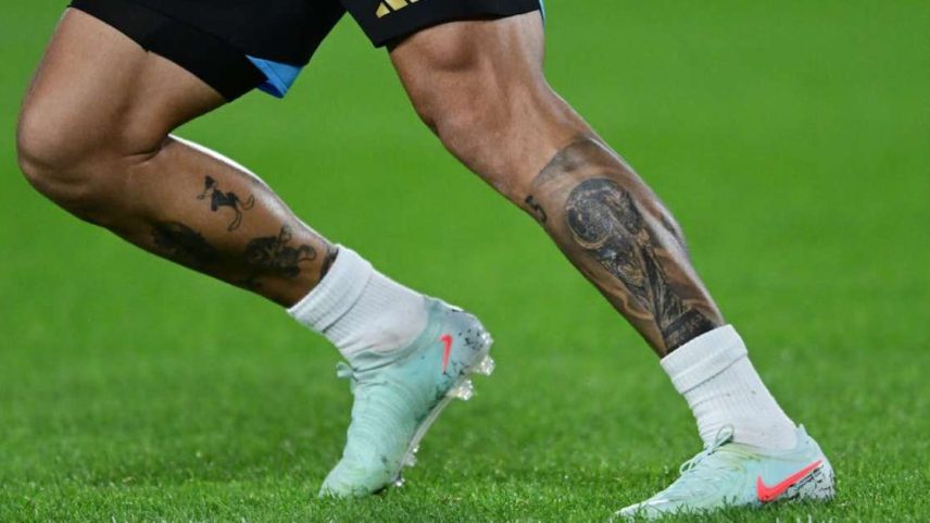As tatuagens nas pernas do meio-campista argentino Leandro Paredes: contratos de publicidade fazem da arte corporal um dos poucos espaços de liberdade pessoal de jogadores de ponta, e as tatuagens podem ser vistas como uma pequena janela para sua alma. Marcelo Endelli/Getty Images