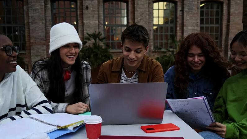 Estudar de forma diferente não é estudar pior, e em muitos aspectos a Geração Z estuda de maneira mais sofisticada, com uma diversidade de recursos que também introduz uma exigência maior: saber discernir, organizar e converter todo esse fluxo de informações em compreensão real. Gigi Delgado/Shutterstock