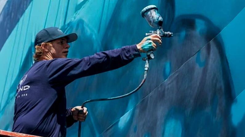 Wyland in 2019, completing a recreation of his first-ever mural in Laguna Beach, California.