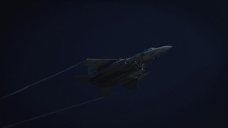 Um caça F-15SG da Força Aérea dos EUA (USAF), fabricado pela Boeing Co., durante uma demonstração acrobática no dia de abertura do Farnborough International Airshow, em Farnborough, Reino Unido, na segunda-feira, 22 de julho de 2024