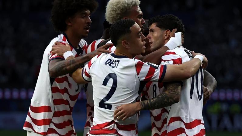 Jogadores dos Estados Unidos comemoram primeiro gol dos Estados Unidos na Copa do Mundo de 2026, em partida contra o Paraguai