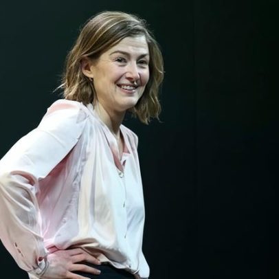 Rosamund Pike mantém a calma após alarme de celular interromper apresentação