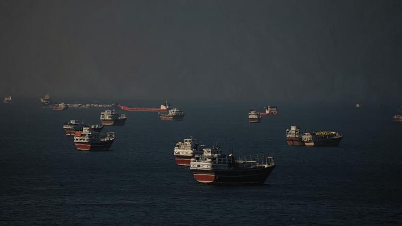 Navios transitam pelo estreito de Ormuz vistos de Musandam, em Omã, em 15 de junho de 2026.