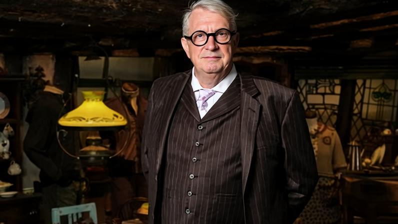 Mark Williams folheia revistas de tratores com Robbie Coltrane no set de Harry Potter