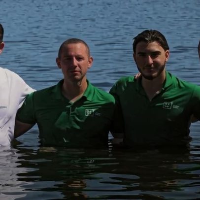 Jovens são batizados por missionários em Roma, na Europa