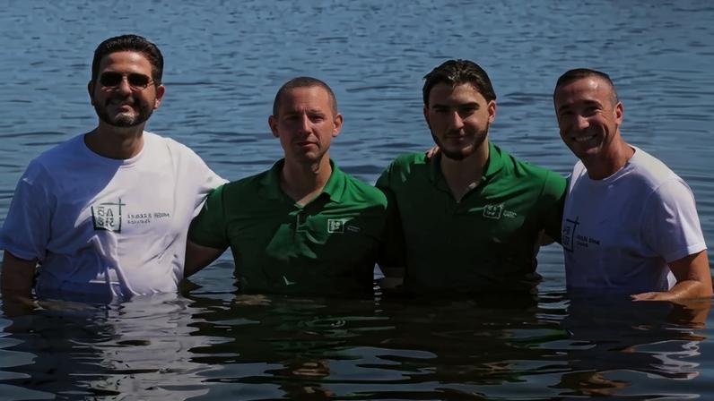 Jovens são batizados por missionários em Roma, na Europa