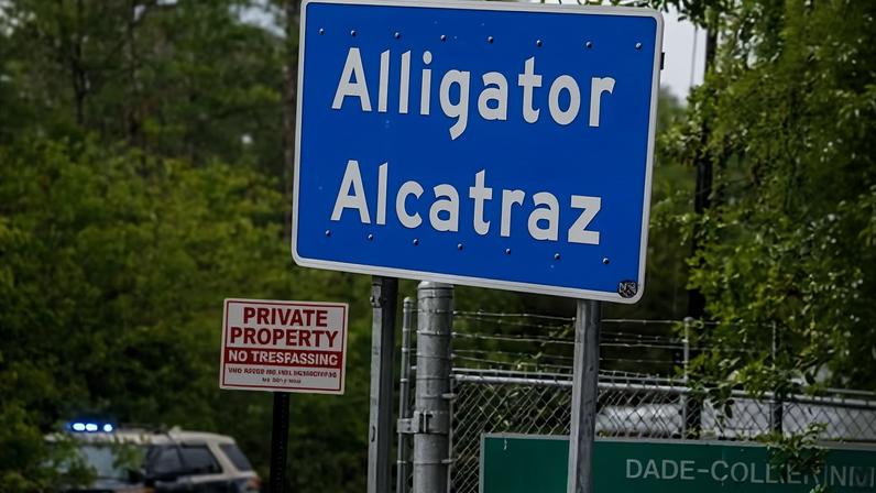Detidos do Alligator Alcatraz são realocados, informa ICE