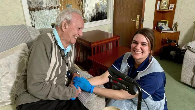 Joana cuidando de um de seus pacientes, de 104 anos