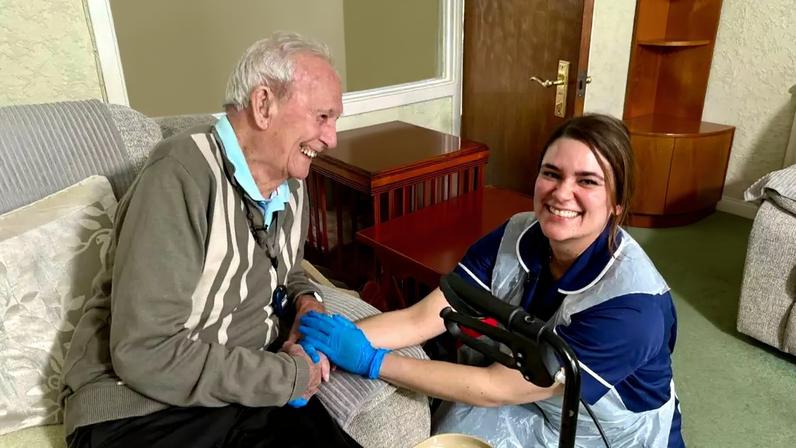 Joana cuidando de um de seus pacientes, de 104 anos