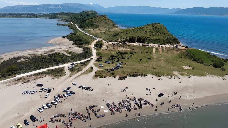 Albania tenta manter wetlands com flamingos diante de turismo e influência externa