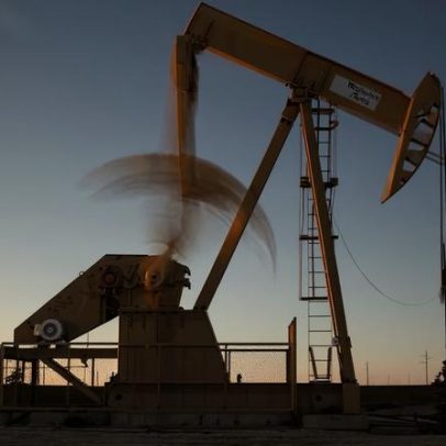 Petróleo cai mais de 3% com retomada do tráfego no Estreito de Ormuz