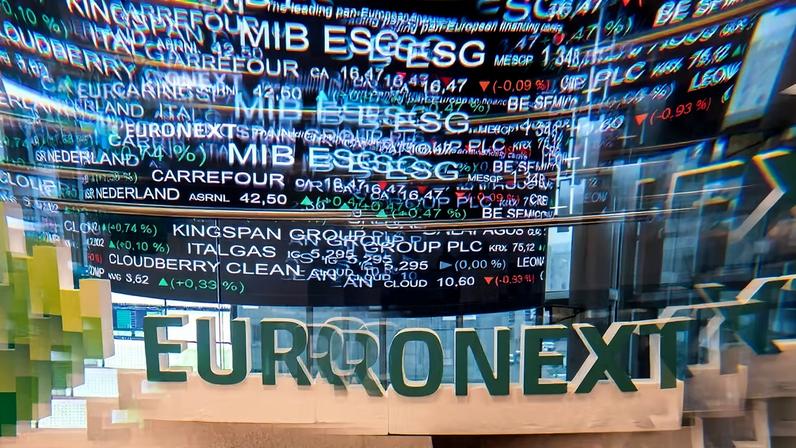 Reflexo de painel de cotações na bolsa de valores em Paris, operada pela Euronext NV