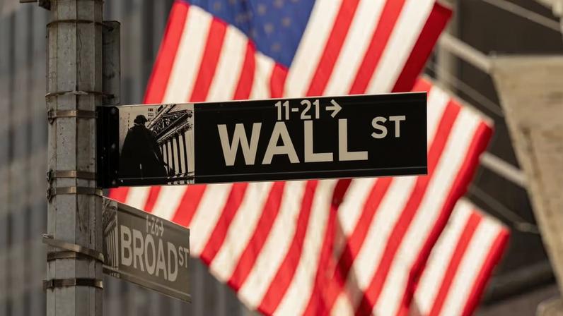 Placa de sinalização em Wall Street, a afamada rua da Nyse, a bolsa de valores de Nova York