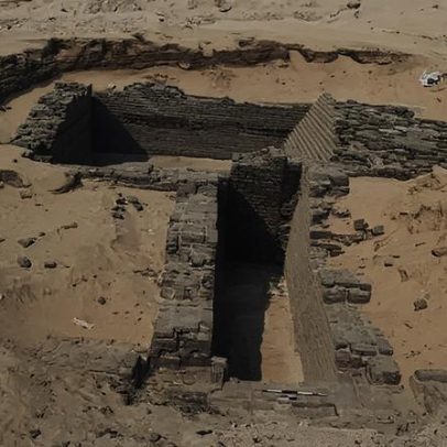 Arqueólogos egípícios encontram duas tumbas ligadas ao início das pirâmides funerárias