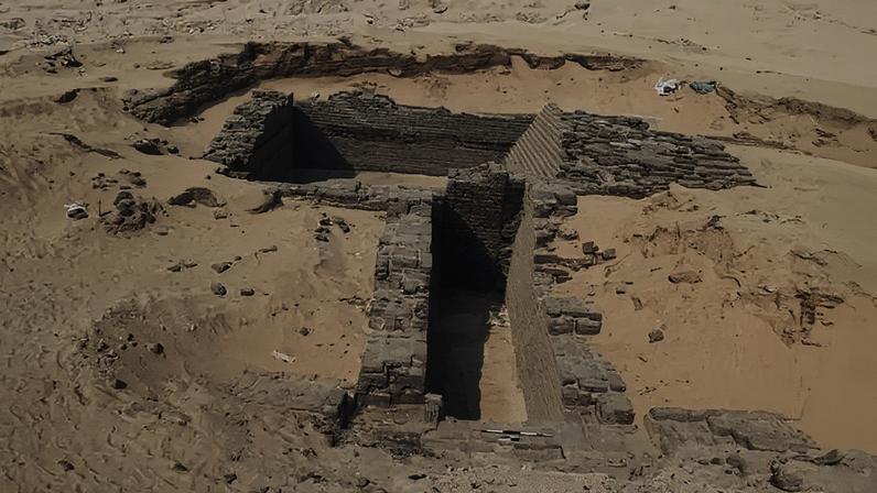 Arqueólogos egípícios encontram duas tumbas ligadas ao início das pirâmides funerárias