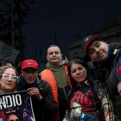 Fãs enlutados formam fila para homenagear estrela argentina do rock