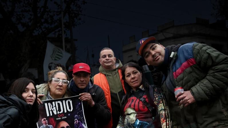 Fãs enlutados formam fila para homenagear estrela argentina do rock