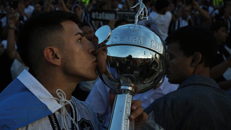 Botafogo deve quase R$ 200 milhões por compra de Almada em 2024 — Foto: Antonio Lacerda/EFE