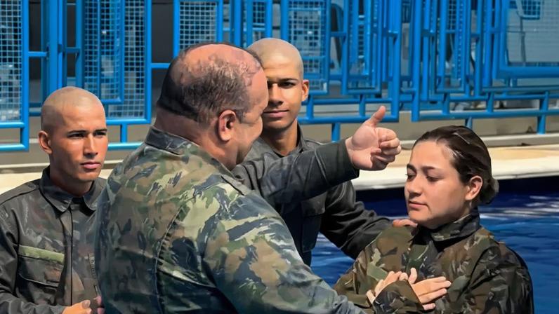 Recrutas da Força Aérea Brasileira são batizados em Brasília. (Foto: captura de tela/Instagram/ prclaudiobritto)