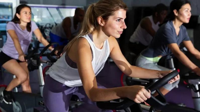 Corrida e bike indoor oferecem benefícios para a saúde, mas cada atividade possui características próprias