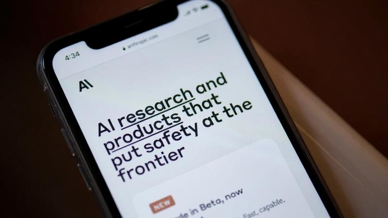 Smartphone mostra site Anthropic.com com a frase "pesquisa e produtos de IA que priorizam a segurança" e a notícia "Claude em Beta".