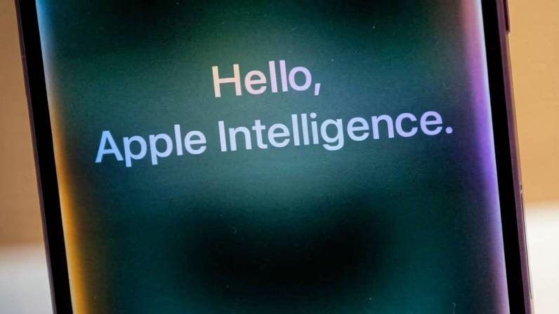 Celular com texto 'Hello, Apple Intelligence' na tela, sobre fundo turvo.