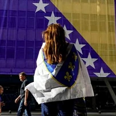 Bosníacos revivem bandeira histórica ao apoiar a seleção no Mundial
