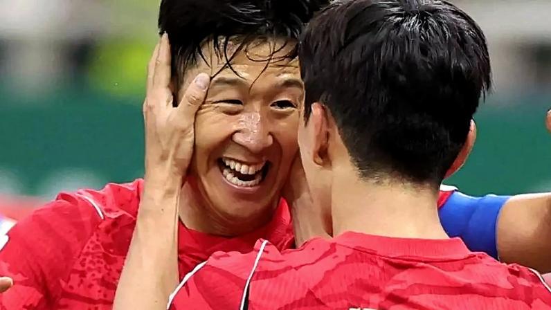 Lee Kang-in leva a Coreia do Sul ao ataque diante da República Tcheca.