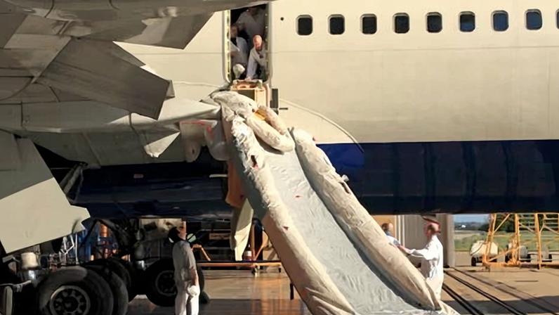 Passageiros aéreos arriscam vidas ao pegar bagagens e filmar em emergências