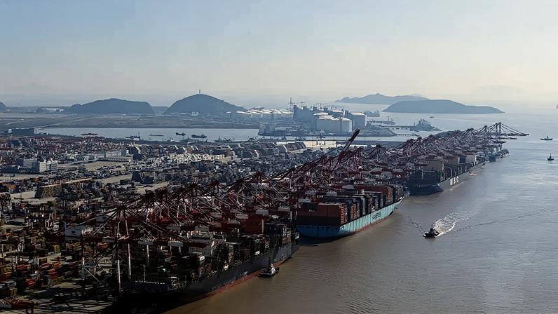 Porto chinês em Yangshan: força das exportações mantém economia em alta