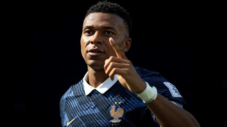 Mbappé mira duelo pela Bota de Ouro com Messi enquanto canta Les Bleus