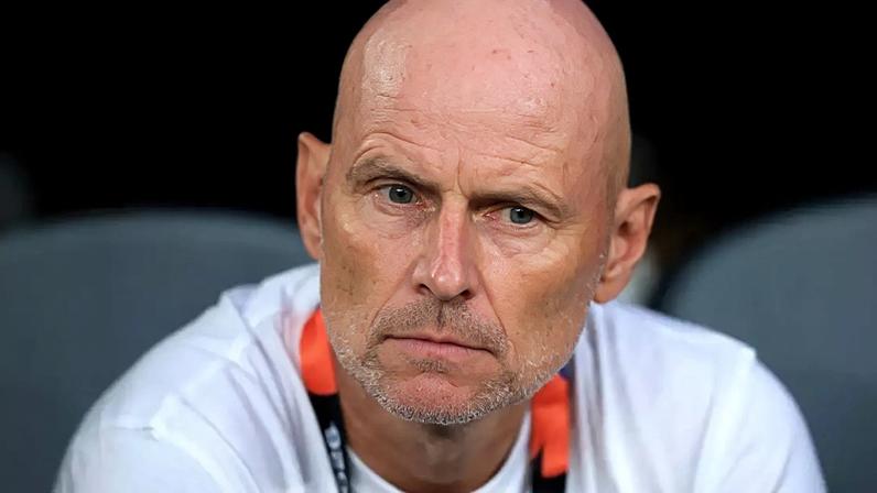 Ståle Solbakken invade a arquibancada para comemorar a vitória com um beijo na esposa Anniken Solbakken –