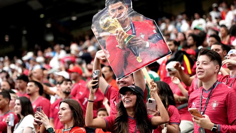 Cristiano Ronaldo comemora gol contra o Uzbequistão.