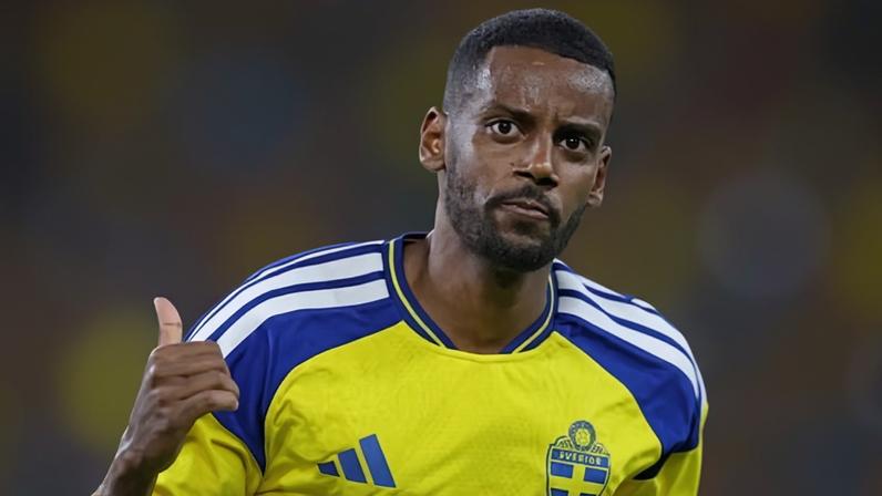 Alexander Isak celebrates after scoring the second goal in Sweden's game against Tunisia.