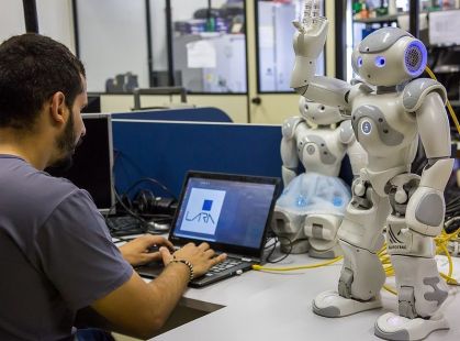 Avanços em sensores e inteligência artificial têm tornado os robôs cada vez mais capazes de interpretar o ambiente ao redor em tempo real.