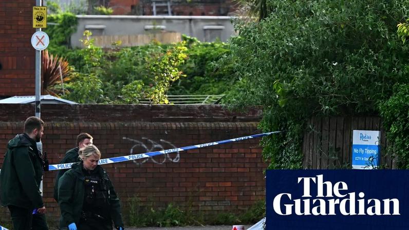 Homem ferido em ataque com faca em Belfast; Starmer chama repugnante