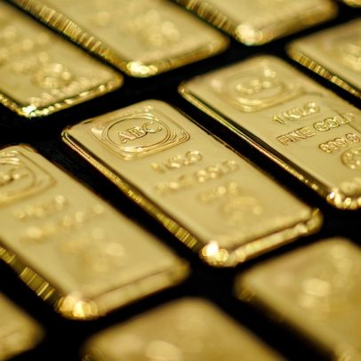 Ouro cai 3% após dados de emprego dos EUA sugerirem juros mais altos