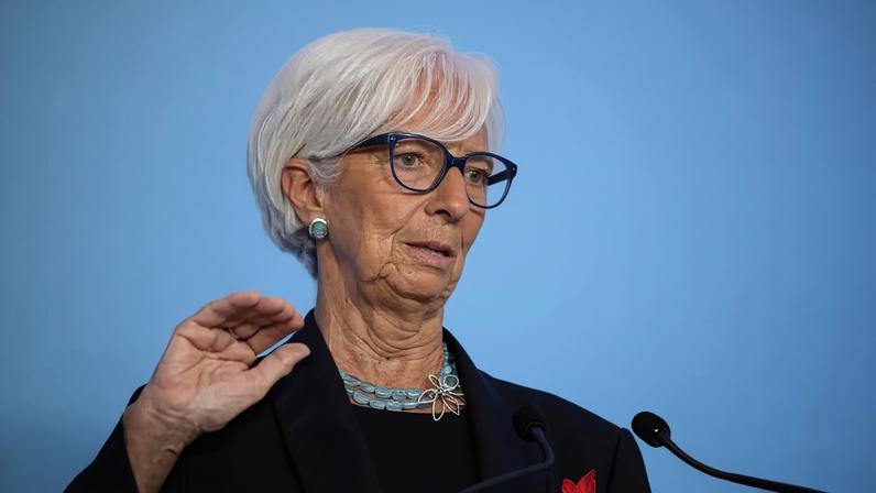 Lagarde diz, contudo, que “o choque é grande demais para ser ignorado sem comprometer nossa meta” — Foto: Goncalo Fonseca/Bloomberg