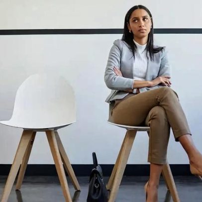 O que significa balançar as pernas enquanto parado, segundo a psicologia