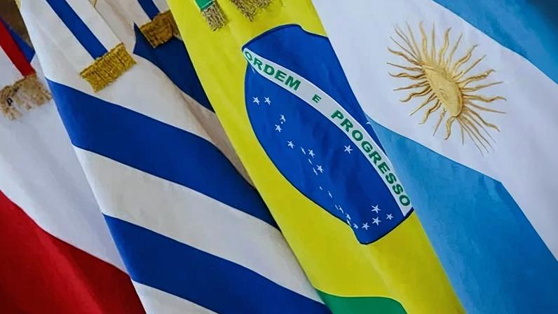 Bandeiras dispostas na 54ª Cúpula do Mercosul