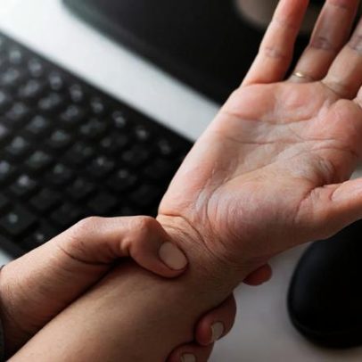 Dores nos punhos: causas, prevenção e quando procurar ajuda