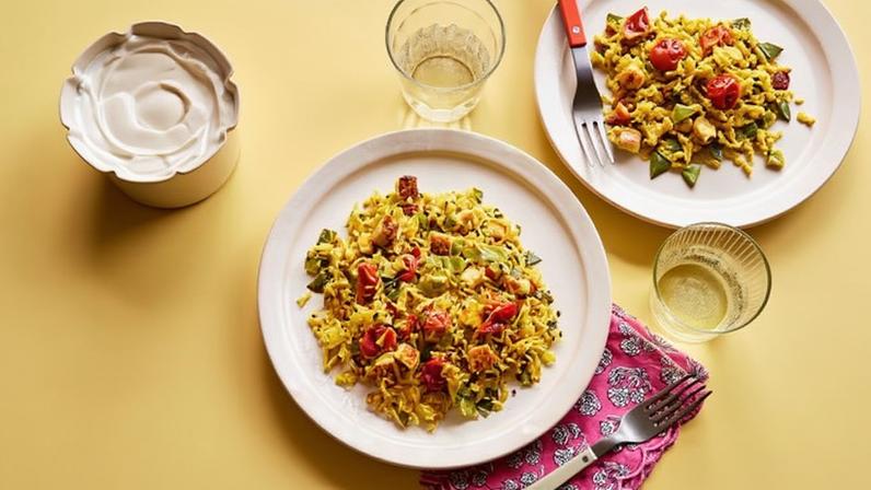 Receita rápida de arroz frito com paneer com especiarias de nigella
