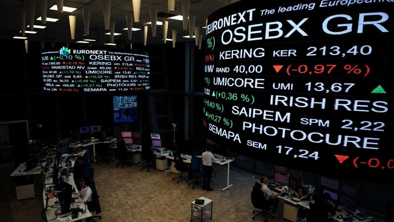 Operadores na bolsa de valores Euronext NV em Paris — Foto: Benjamin Girette/Bloomberg