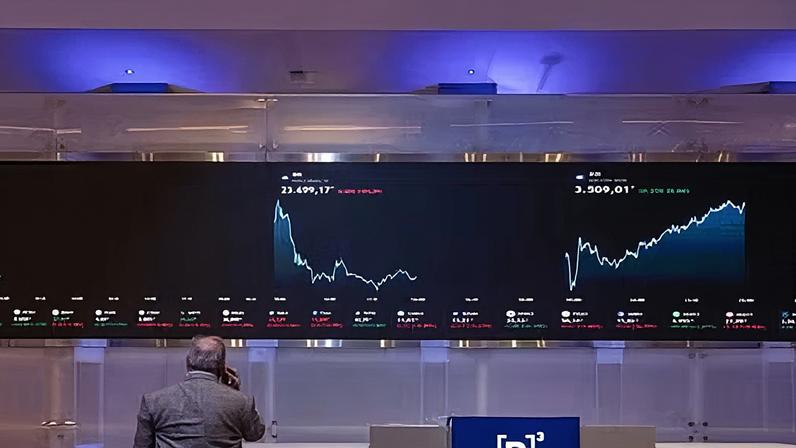 Ibovespa retoma os 73 mil pontos e dólar fecha semana com leve baixa