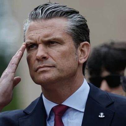 Vila da Normandia diz não a Pete Hegseth durante visita