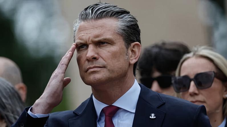 Vila da Normandia diz não a Pete Hegseth durante visita