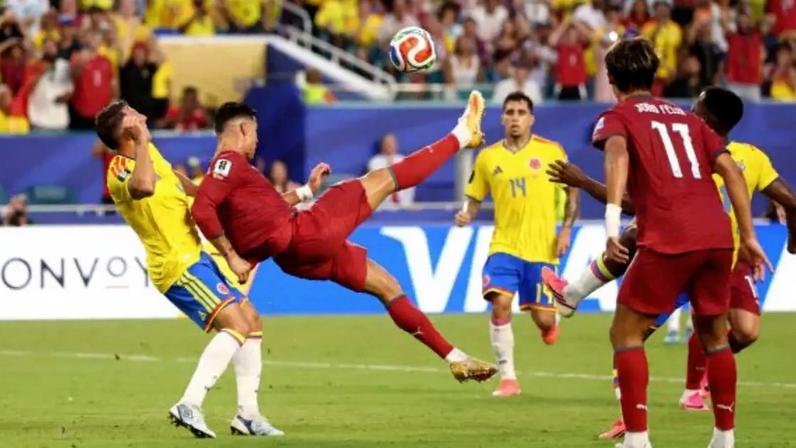 O colombiano Jhon Arias (à esquerda) luta pela bola com o português João Felix.