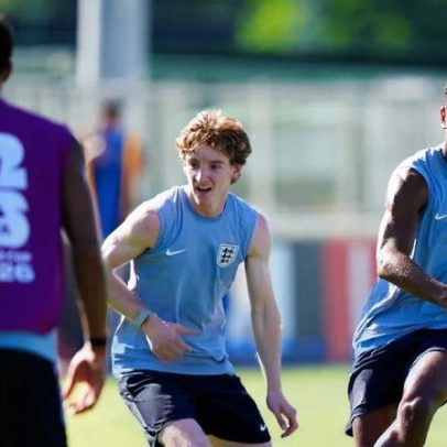 Inglaterra volta à Copa com time menos pesado pelo passado