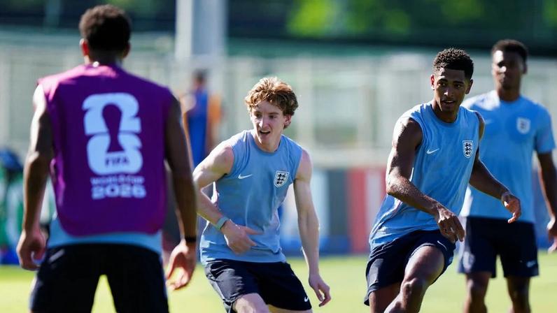Inglaterra volta à Copa com time menos pesado pelo passado