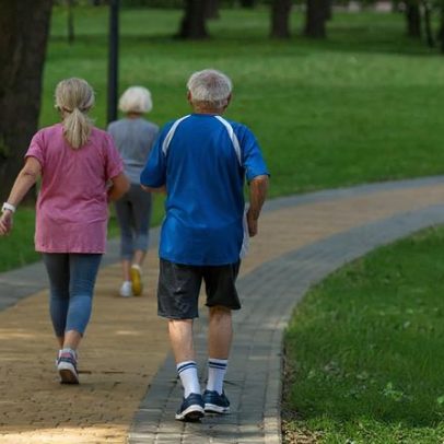 Caminhada de 30 minutos traz benefícios para corpo e mente na terceira idade